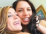 Vidéo porno mobile : Two starving girls grab his dick